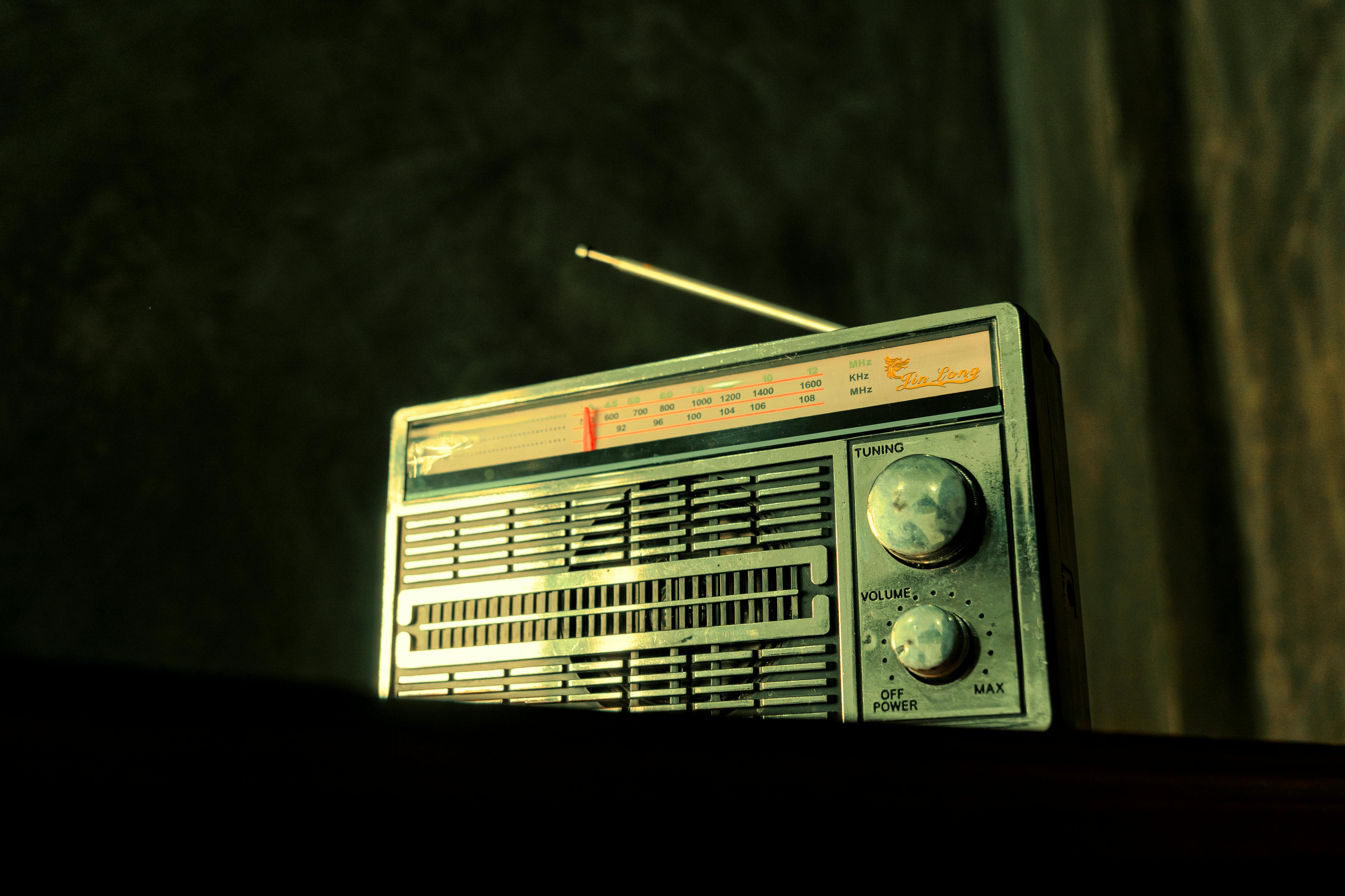 Ketika era mendengarkan radio perlahan menghilang